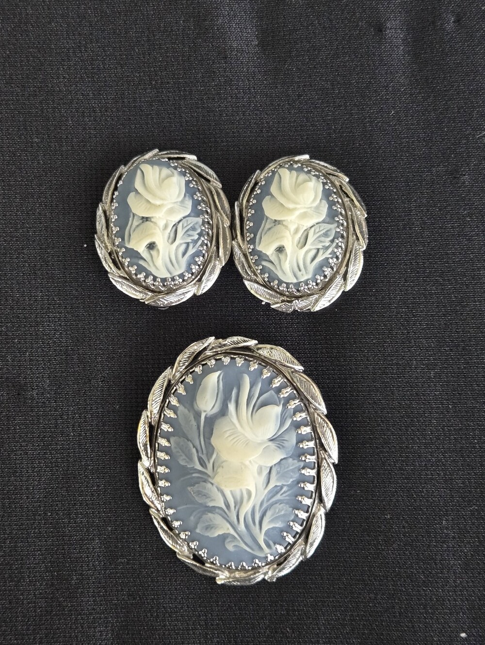 VTG 1960s Whiting & Davis Blue White Silver Floral Cameo & Earring Parure Set